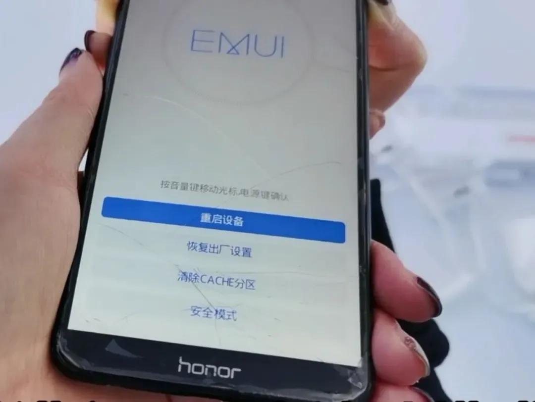 手机密码忘记了怎么解锁?不用花钱去刷机,按2个键10秒就搞定