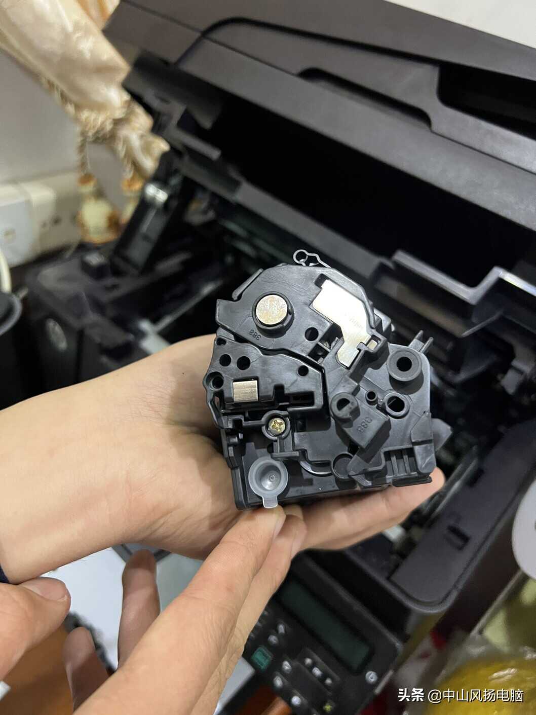 职场小白如何给惠普打印机加碳粉,打印机加碳粉的方法