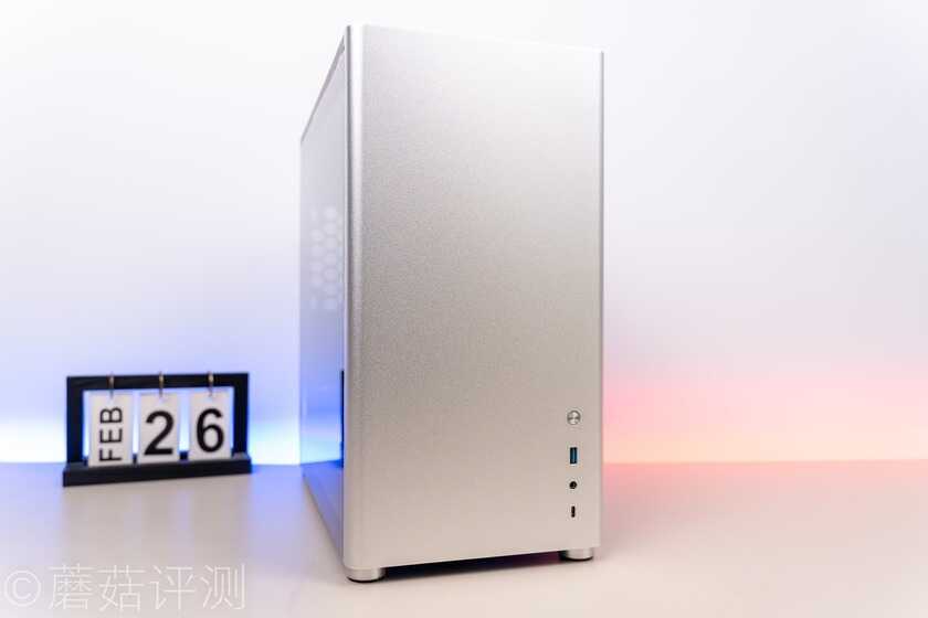 体积小巧,外形精致,设计出众、乔思伯(JONSBO) D40银ATX机箱评测