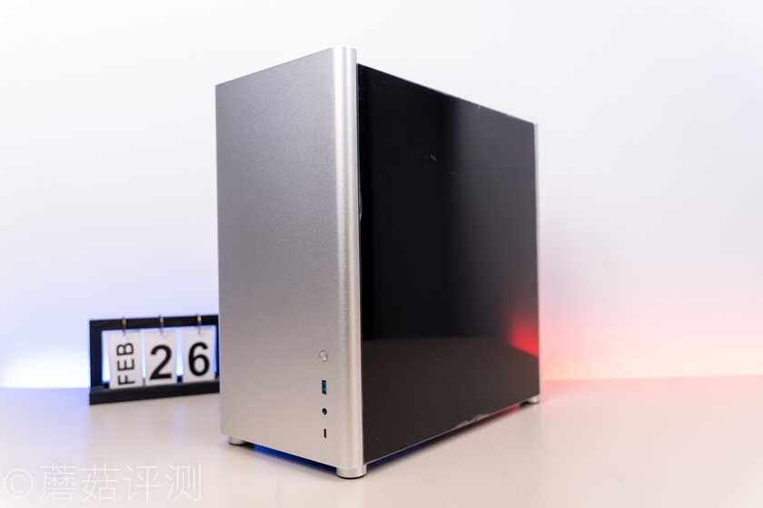 体积小巧,外形精致,设计出众、乔思伯(JONSBO) D40银ATX机箱评测