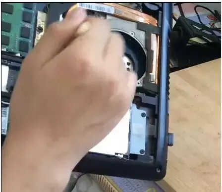 笔记本电脑清灰教程,从来不清理的电脑,惨不忍睹