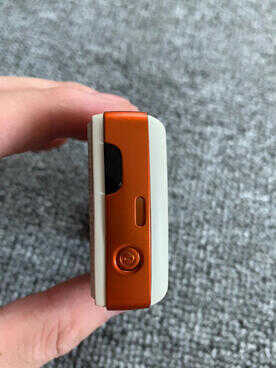 翻出十五年前的索爱W800手机，橙色小摇杆手感带劲