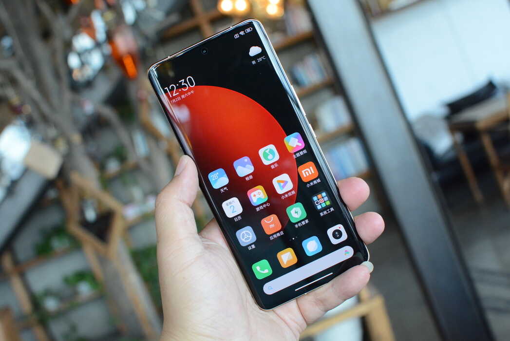 更换屏幕1800元?小米12SUltra维修价格公布,粉丝:摔不起