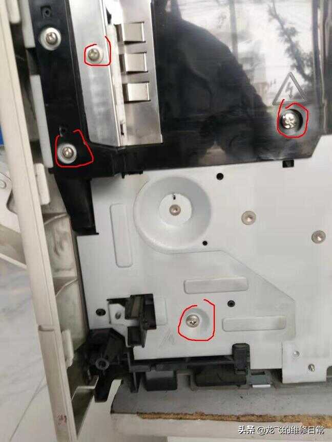 HP 5200打印机,纸张连续进纸,导致卡纸,分享下拆机和维修方法