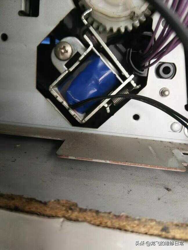 HP 5200打印机,纸张连续进纸,导致卡纸,分享下拆机和维修方法