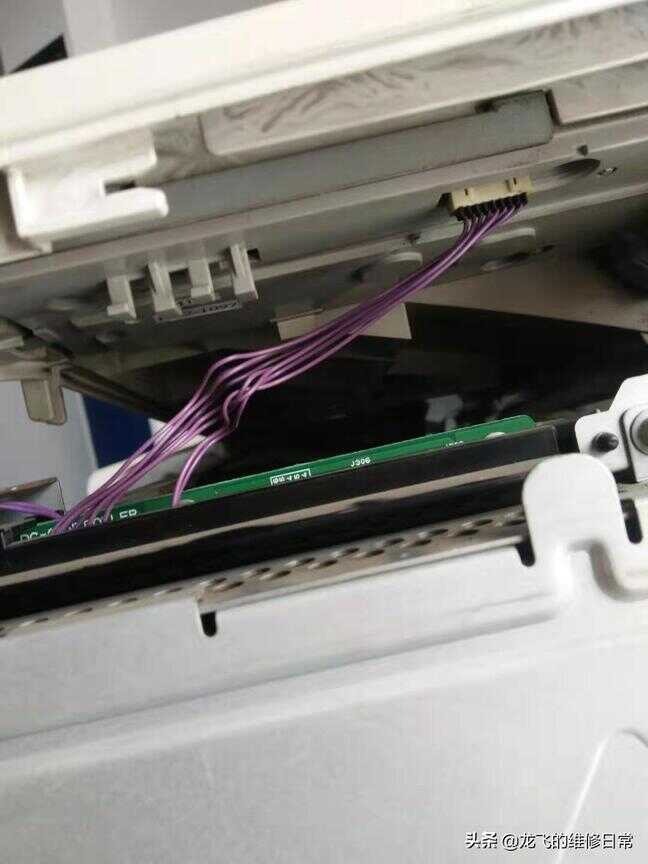 HP 5200打印机,纸张连续进纸,导致卡纸,分享下拆机和维修方法