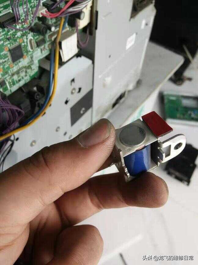 HP 5200打印机,纸张连续进纸,导致卡纸,分享下拆机和维修方法