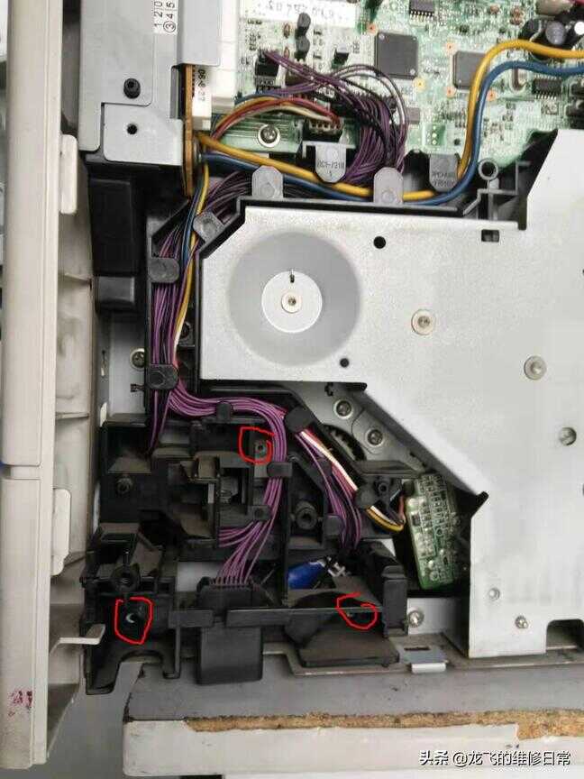 HP 5200打印机,纸张连续进纸,导致卡纸,分享下拆机和维修方法