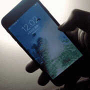 苹果手机怎么关掉闪光灯（关闭iphone手电筒的小技巧）