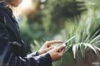 苹果手机白天户外屏幕太暗怎么解决（手机在外面阳光下看不清屏幕解决方法）