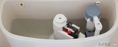 马桶水箱进水阀一直流水怎么修（马桶水箱一直滴水处理技巧）