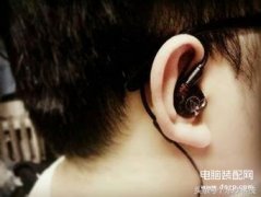 半入耳式耳机戴法图解（耳机的正确戴法）