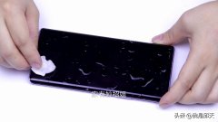 手机进了一点水怎么办屏幕闪烁（手机进水了急救方法）