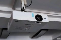  投影仪显示不完整屏幕（投影仪铺满全屏的教程分享）