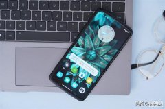 翻盖智能手机2022最新款（moto razr 2022首发评测）