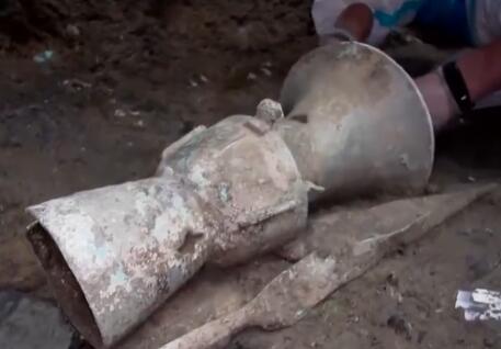 三星堆发现近1米高青铜神坛