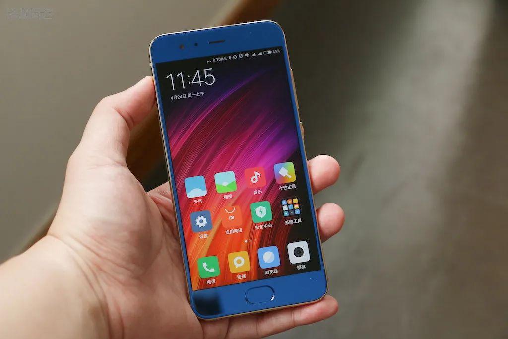 钉子户给小米6刷上鸿蒙，雷军：2499卖亏了