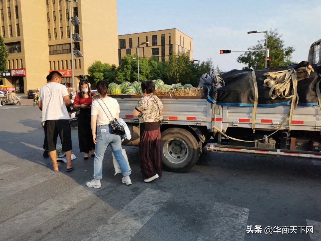 别为实体店喊冤了,学生在门店花6000买的联想电脑,网上只卖4000