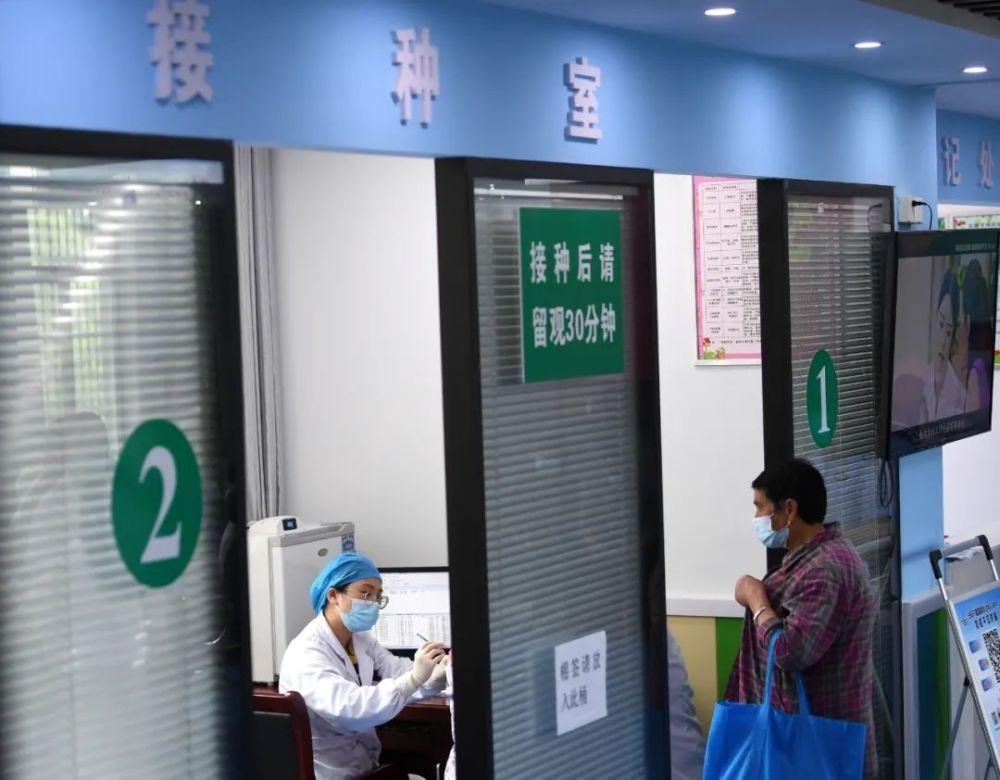 注射新冠疫苗后发烧,由3种因素所致,2种情况别拖着,赶紧就医