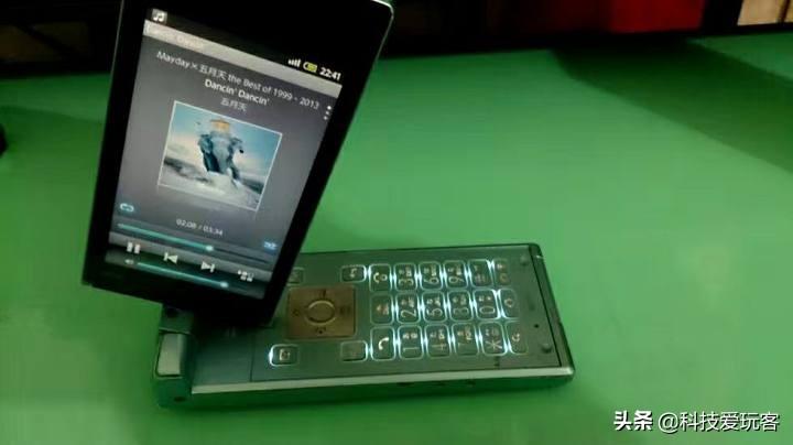 折叠手机的前世今生：翻盖手机能否兼备情怀与功能？
