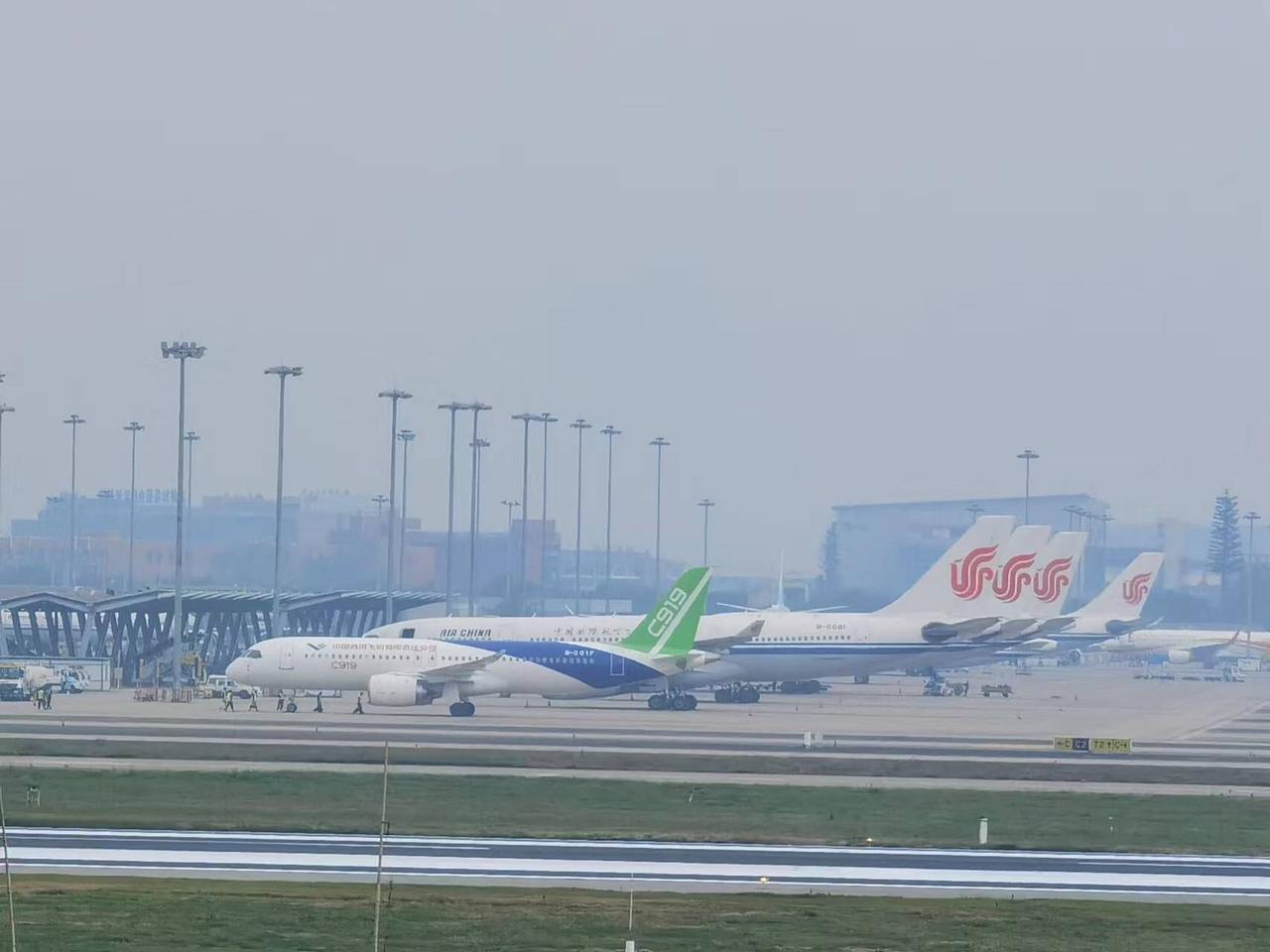 首次飞抵成都!国产大飞机C919于14:22降落