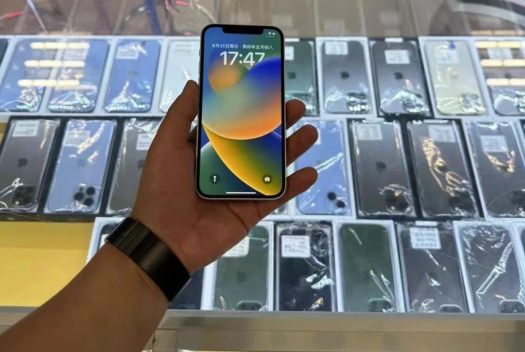 一部“二手苹果”是怎样卖到7万元的?