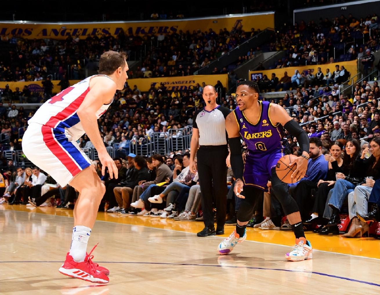 詹姆斯缺阵戴维斯38+16湖人送活塞6连败