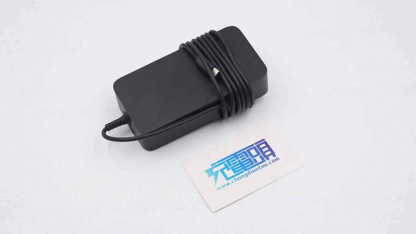 自带USB-C线机身小巧，小米130W大功率电源适配器拆解