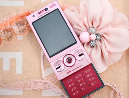 索尼爱立信手机W715报价评测 七夕情人节送MM卡哇伊手机