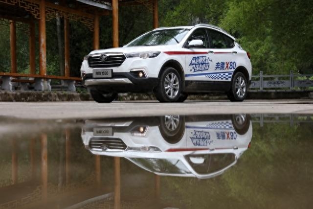 试一汽奔腾X80 不堆积配置的SUV