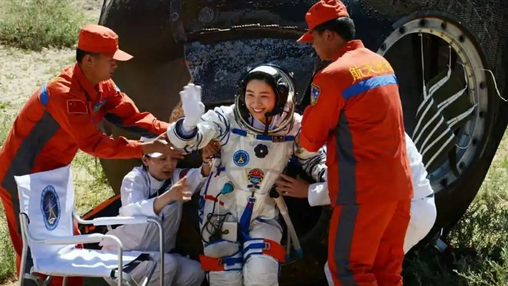 神舟十三号成功着陆!航天员顺利回归地球,海外网友:太牛了