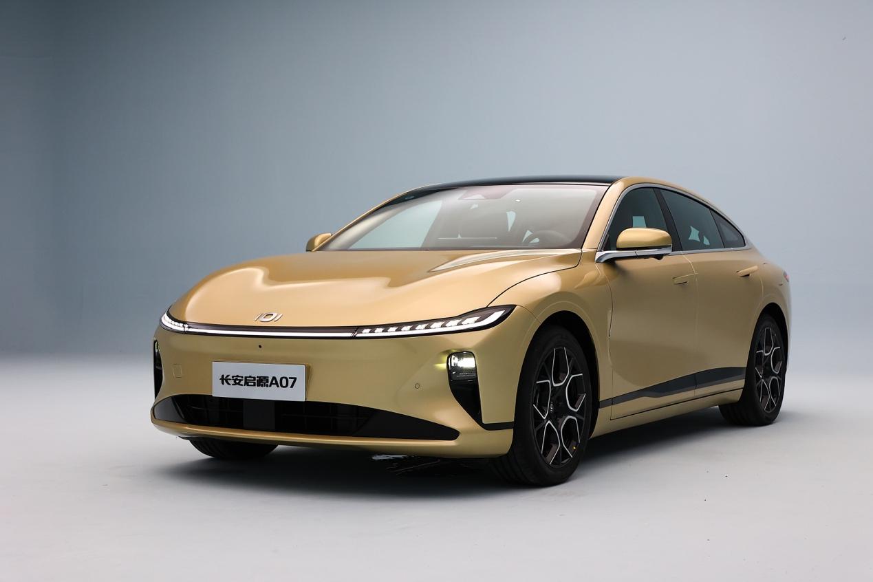 实拍长安启源A07：轴距2900mm，宽体低趴溜背，可选纯电或增程