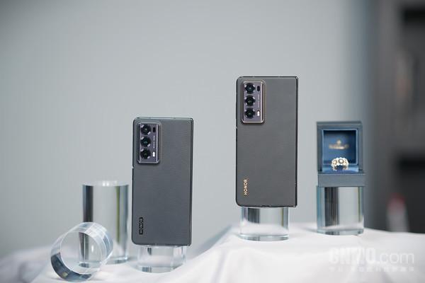 荣耀Magic V2评测:以轻薄驭极致 手机从一部变“一片”