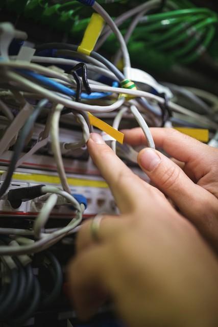 显示器黑屏怎么回事?只要这样简单操作一下,立马就知道什么原因