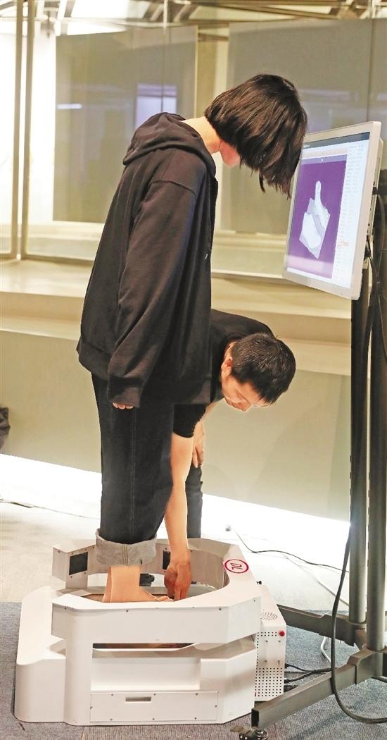 走进老牌鞋企红蜻蜓，倾听现代故事—— 一双皮鞋，蹚出进阶新路