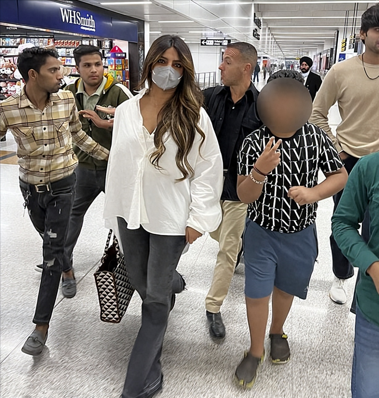 印度国宝级巨星穿衣又放飞了？白衬衫皱巴巴显廉价，胖了好多显老