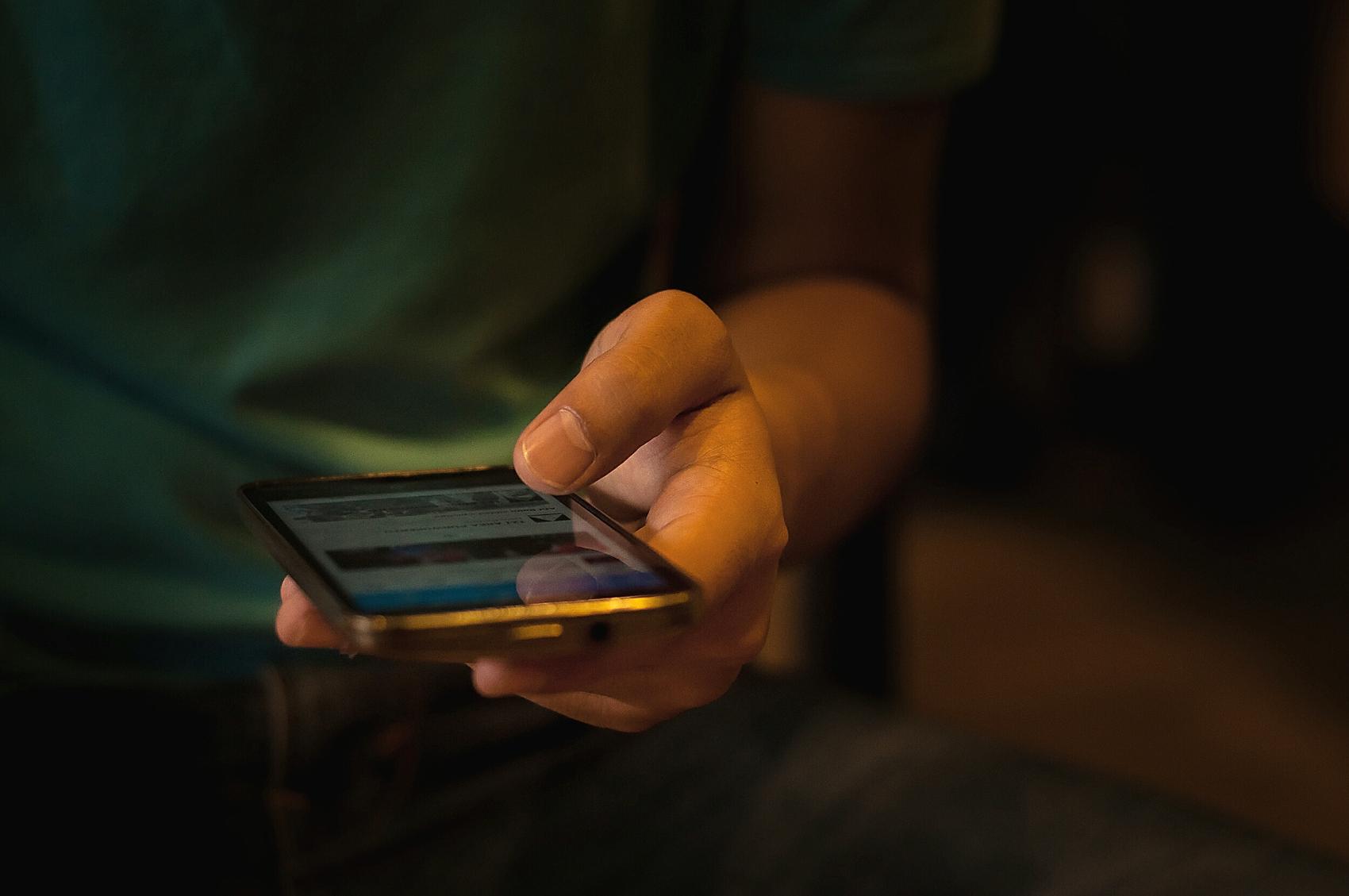 长沙女子捡到手机花80元刷机,失主找上门后女子索要“刷机费”,法院:赔