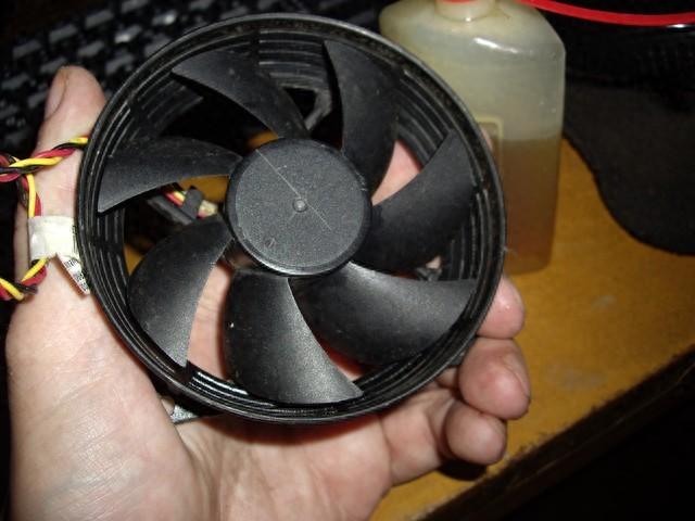 电脑不开机,风扇一直转或转一下停一下,简单放下静电就能修好