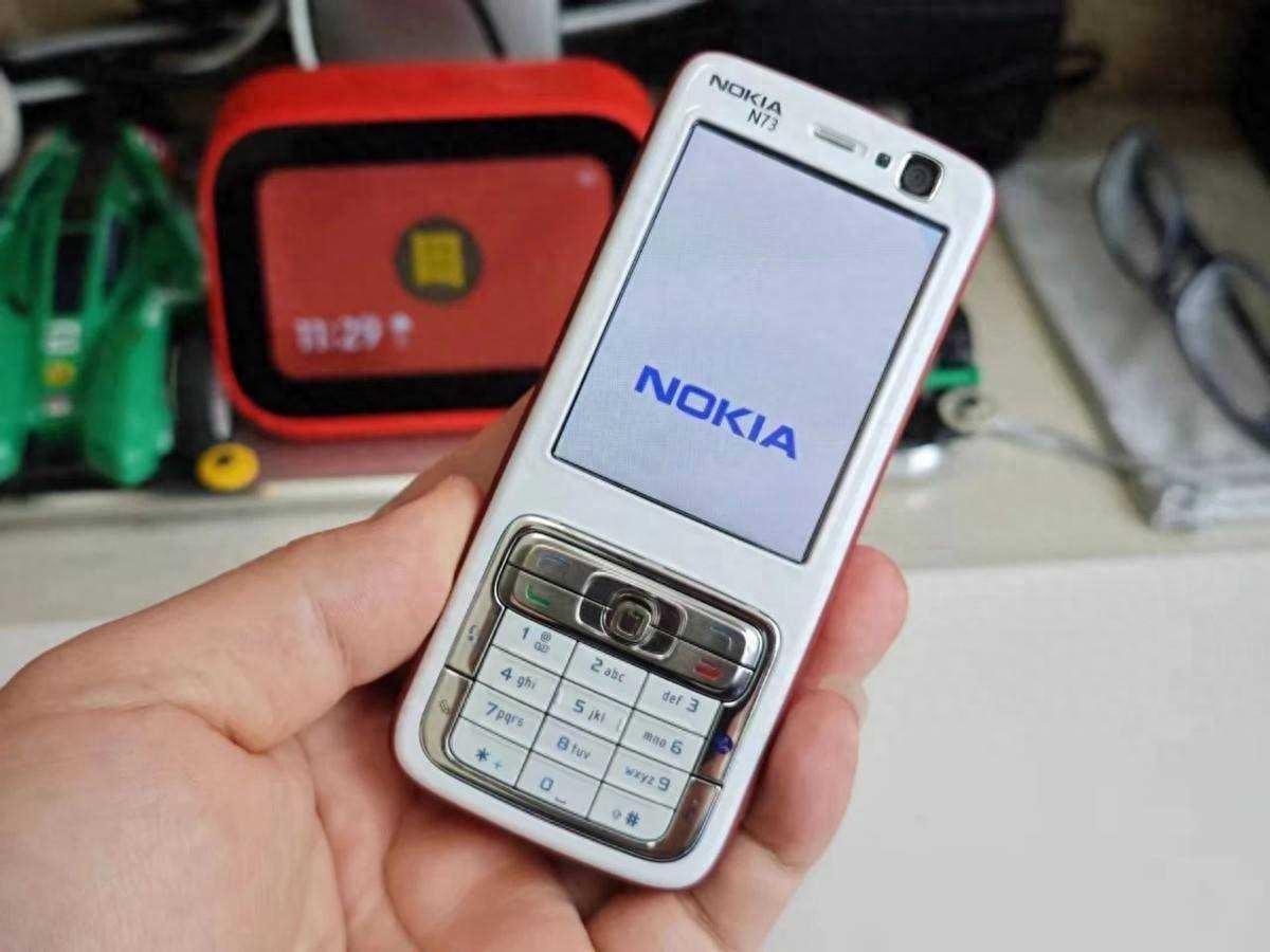 一代经典手机N73，配备320万蔡司镜头，承载80后回忆