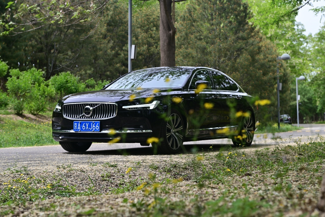 北欧豪华旗舰轿车再升级，试驾沃尔沃2023款S90，感受典雅之美