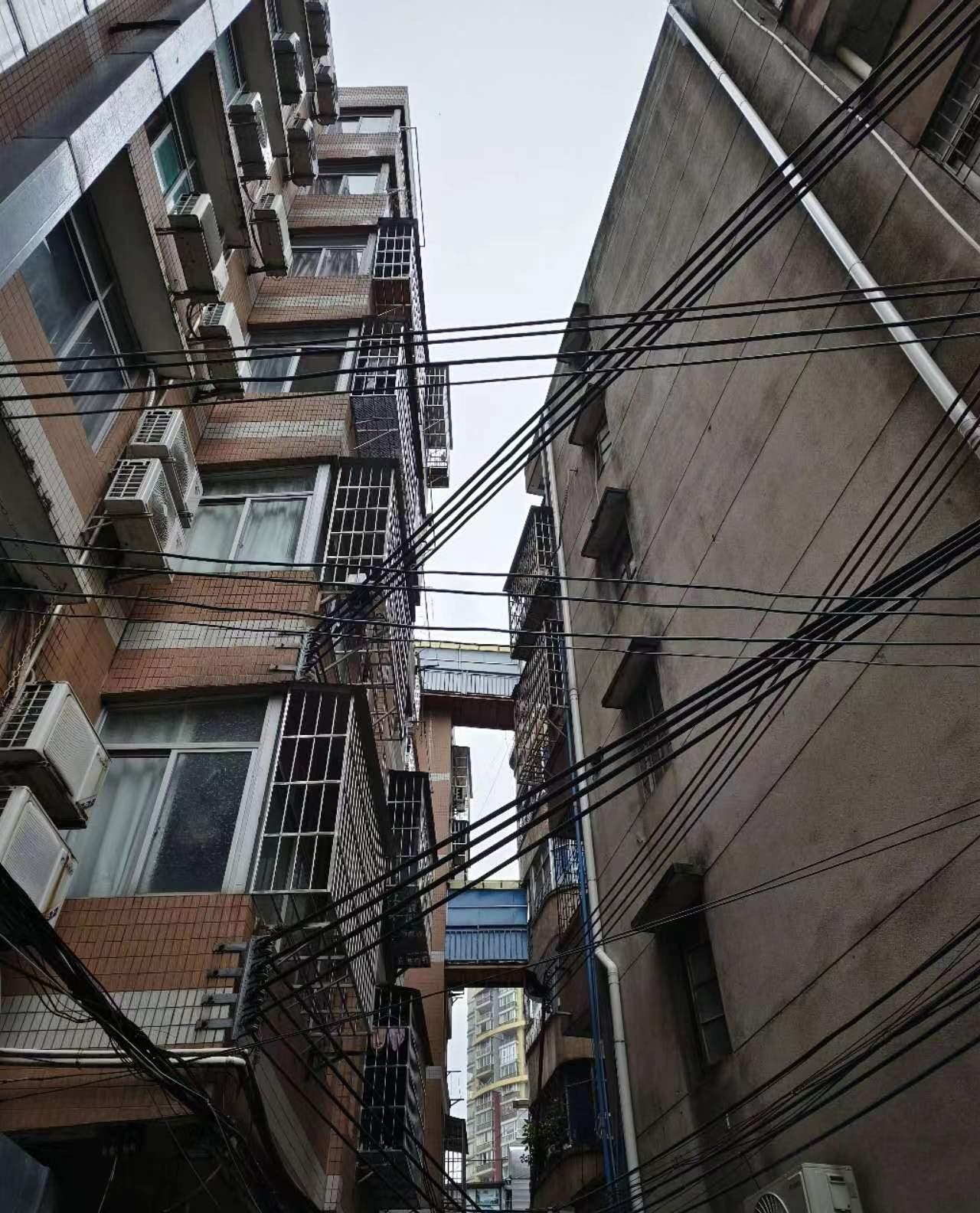 一间简陋的电脑维修铺，浓缩了城中村里的生活百态