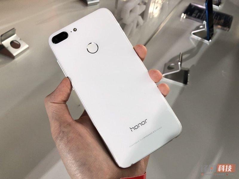 这么高颜值,不买是不是傻?荣耀9青春版开卖:1199元