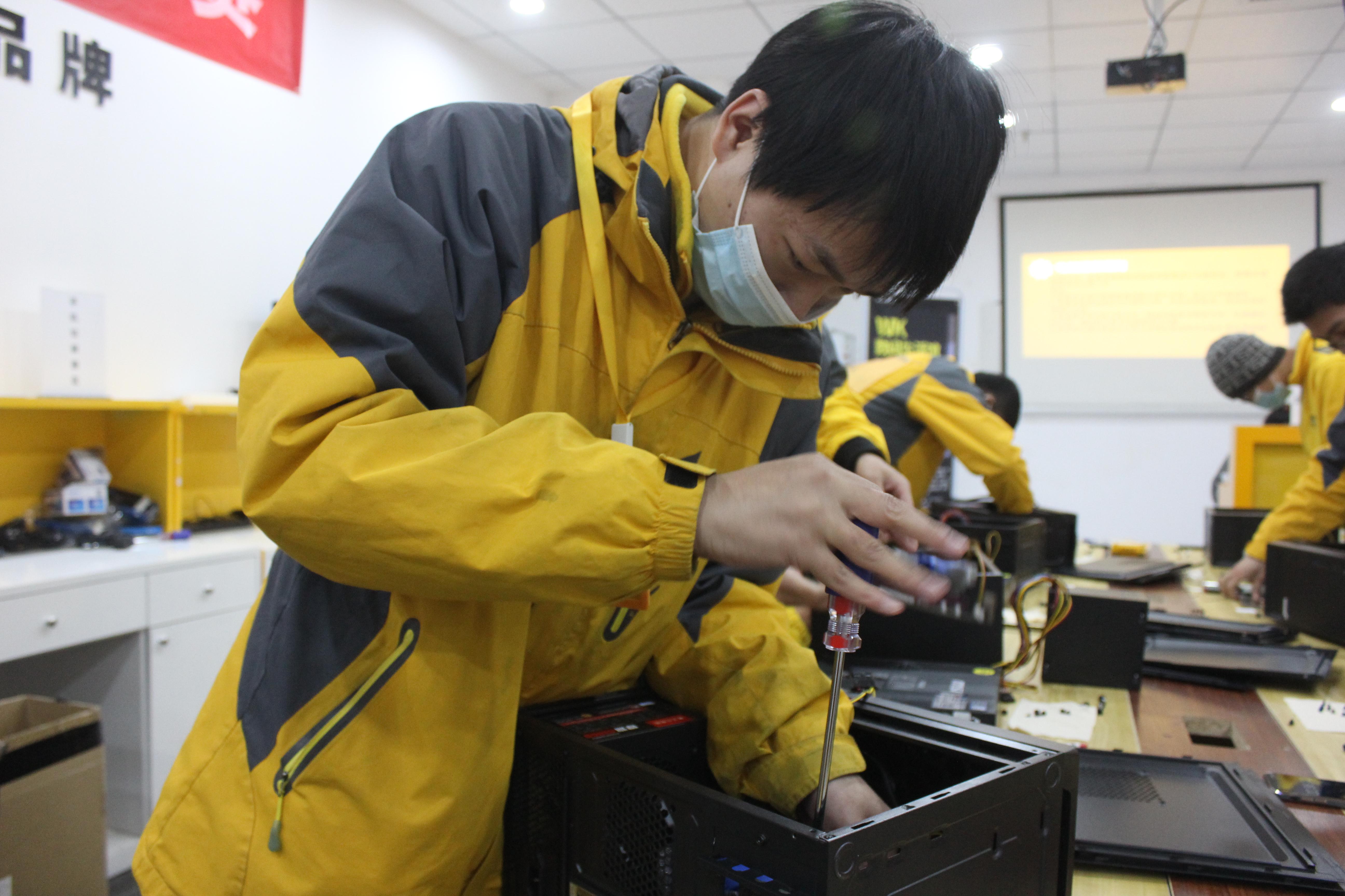 电脑硬盘坏了还能修吗？千米快修师傅表示有些可以