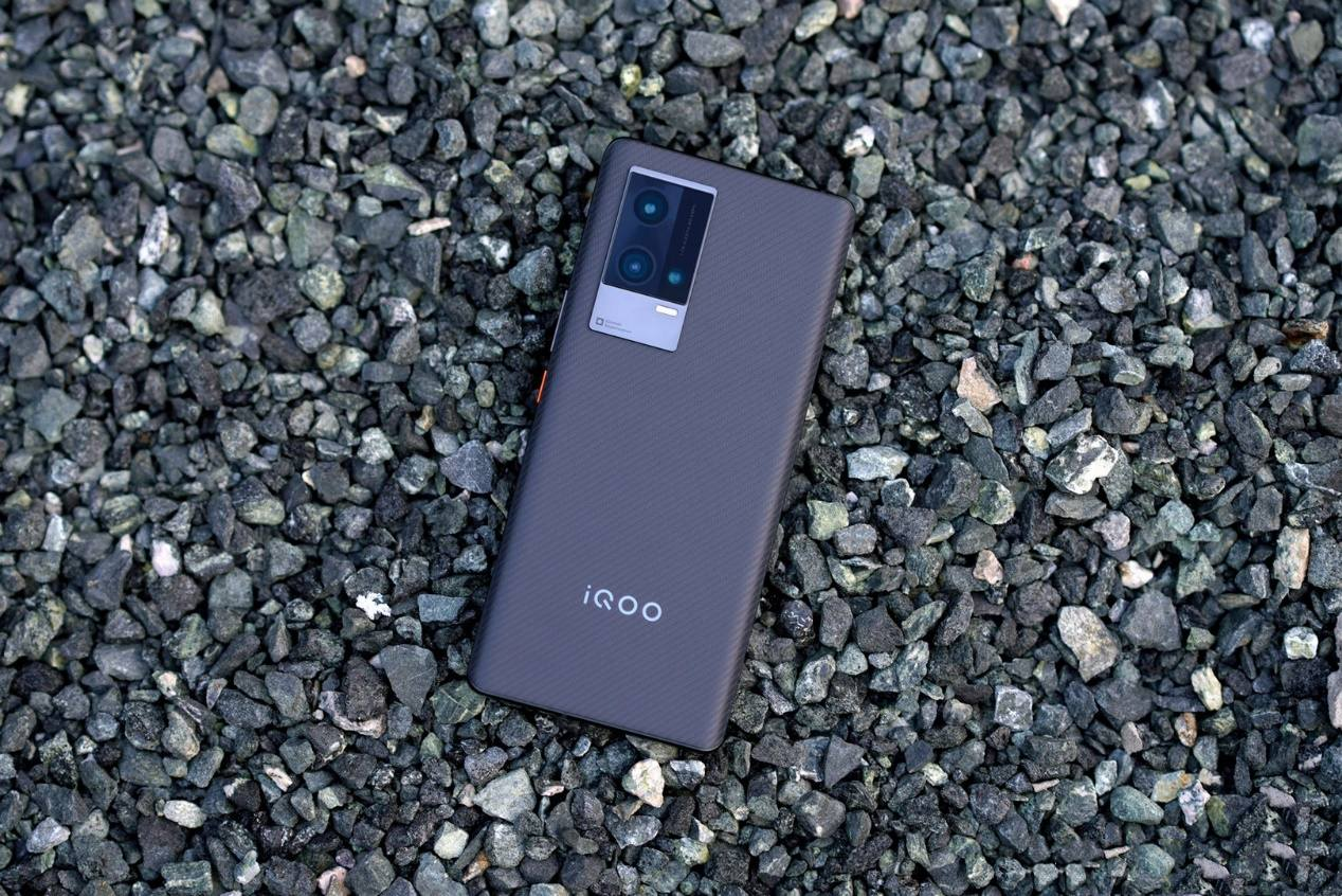 真正懂行人，为啥更推荐iQOO、realme这些小众品牌？原因很现实