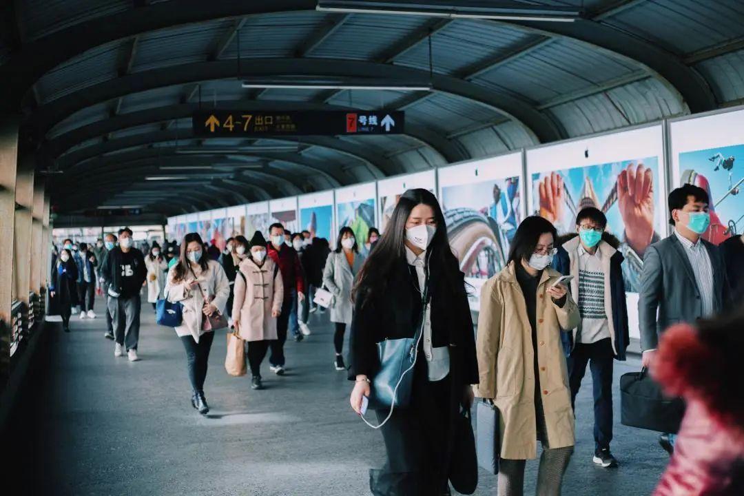 新冠病毒月均两次变异，对中国人影响几何？