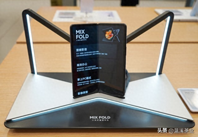 折叠屏小心,雷军提醒：别让你的手机变成碎片，维修太贵!