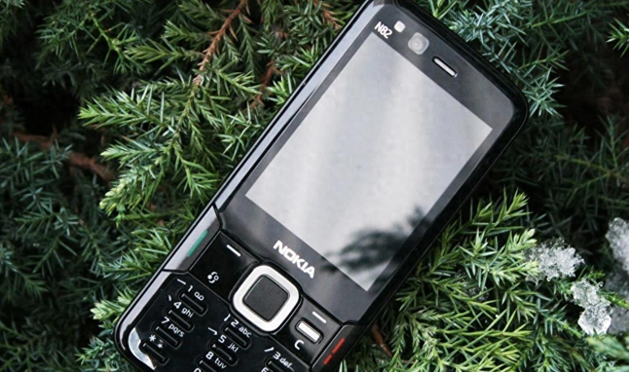 经典手机回顾：为何诺基亚N82当年能被称为N系列最完美的手机？
