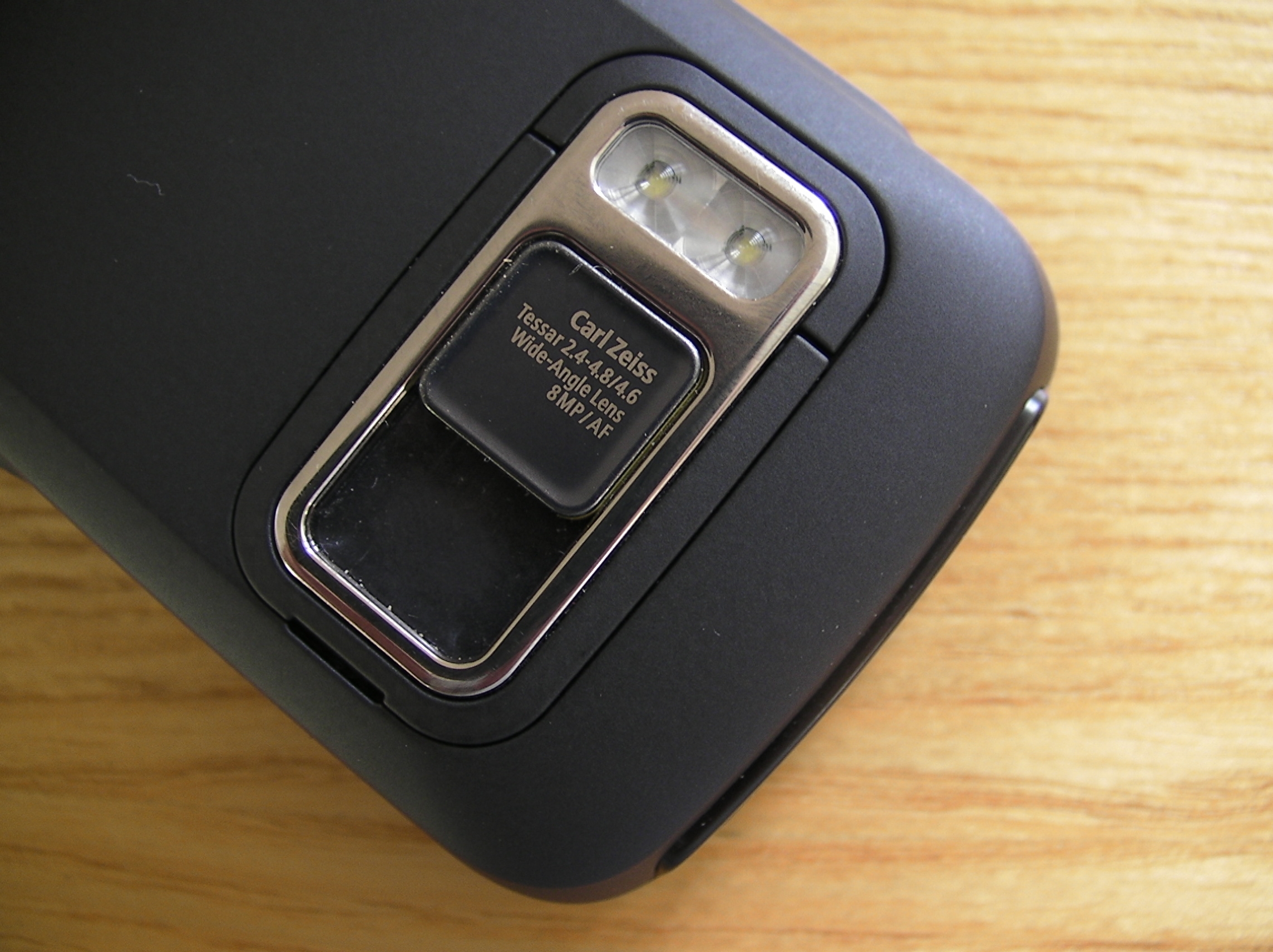 诺基亚第一款支持可调光圈和机械快门的手机——N86