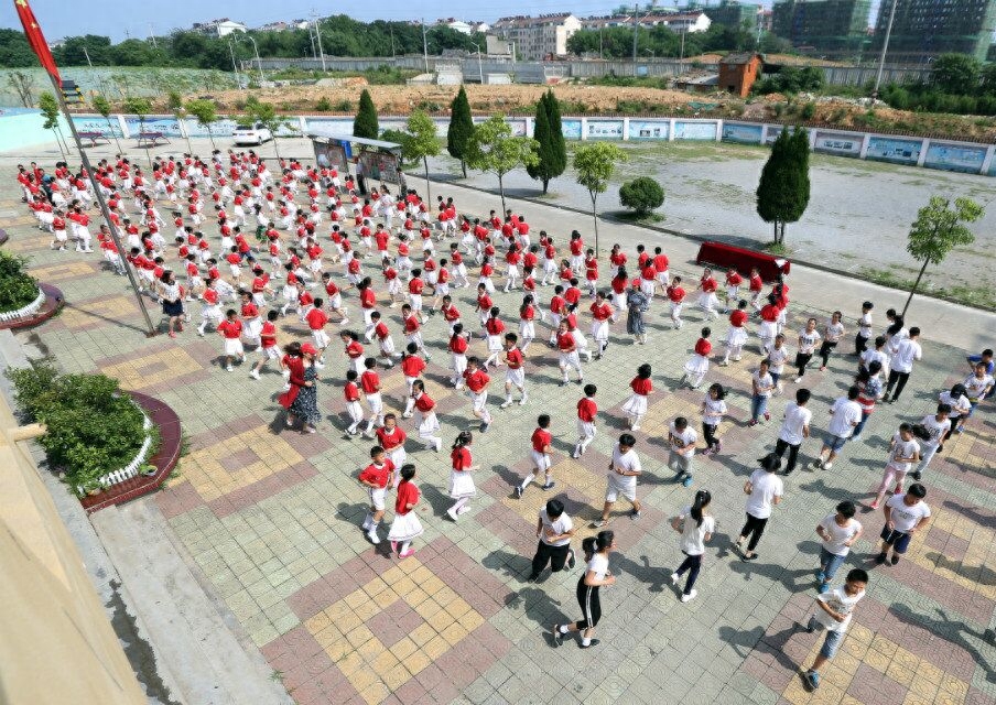 乌岭小学举行“旭日东升”武术操比赛
