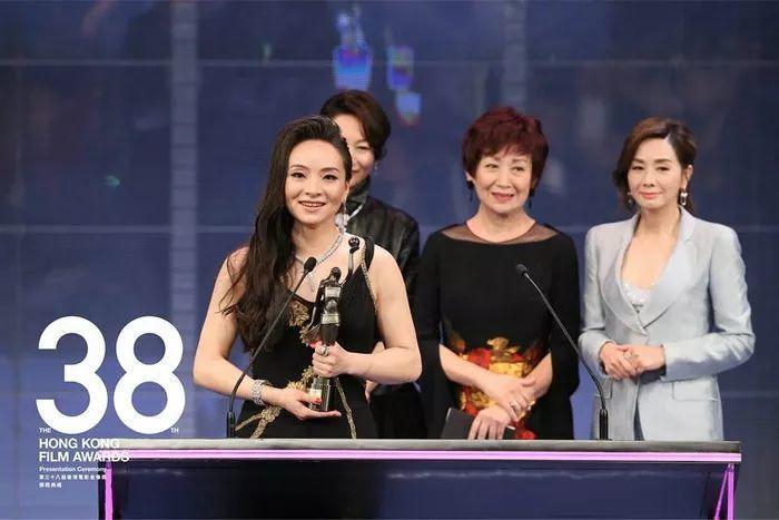 她曾和范冰冰出演《苹果》,却十几年默默无名,如今拿下香港影后